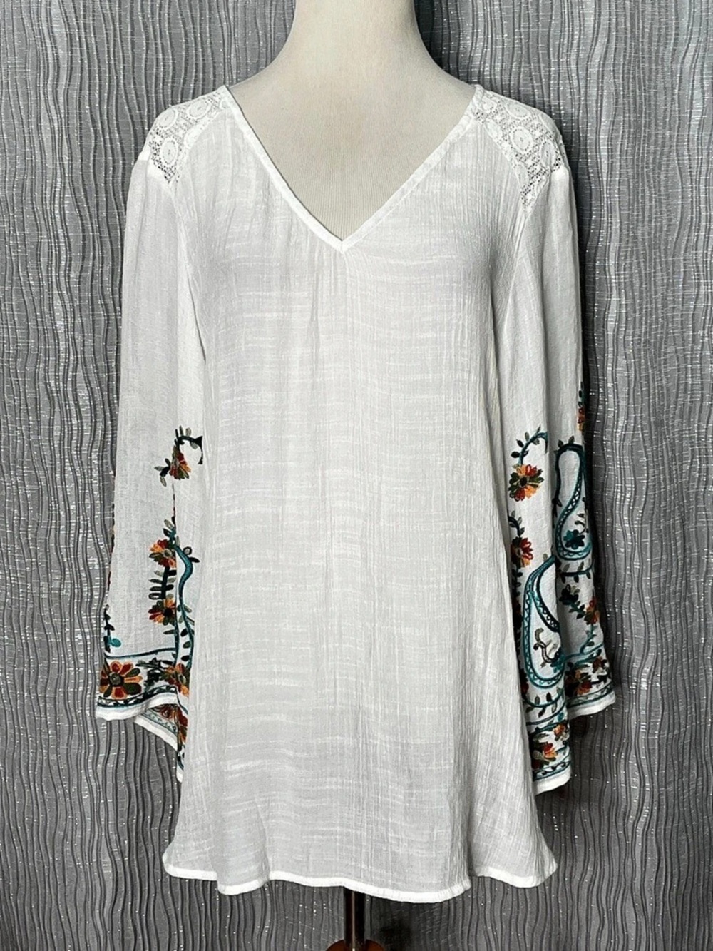 Hope Springs Embroidered Paisley Tunic in White Size XXL Like New